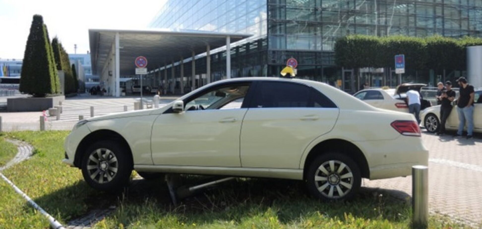 Військовий не зміг викрасти Mercedes таксиста через коробку передач