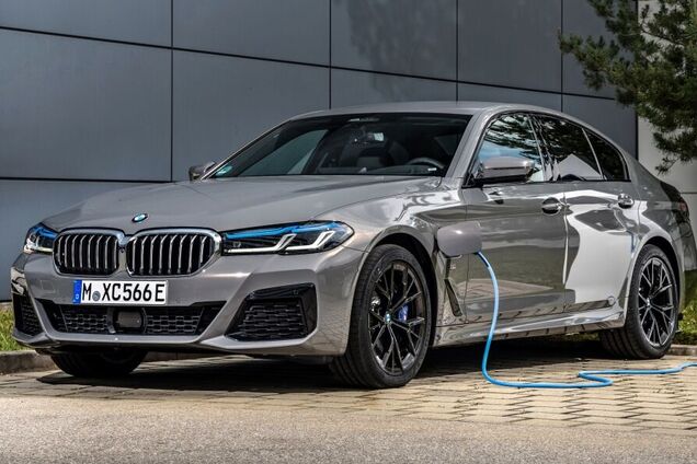 Гібрид BMW 5 Series здивував низькою витратою палива. Фото: BMW