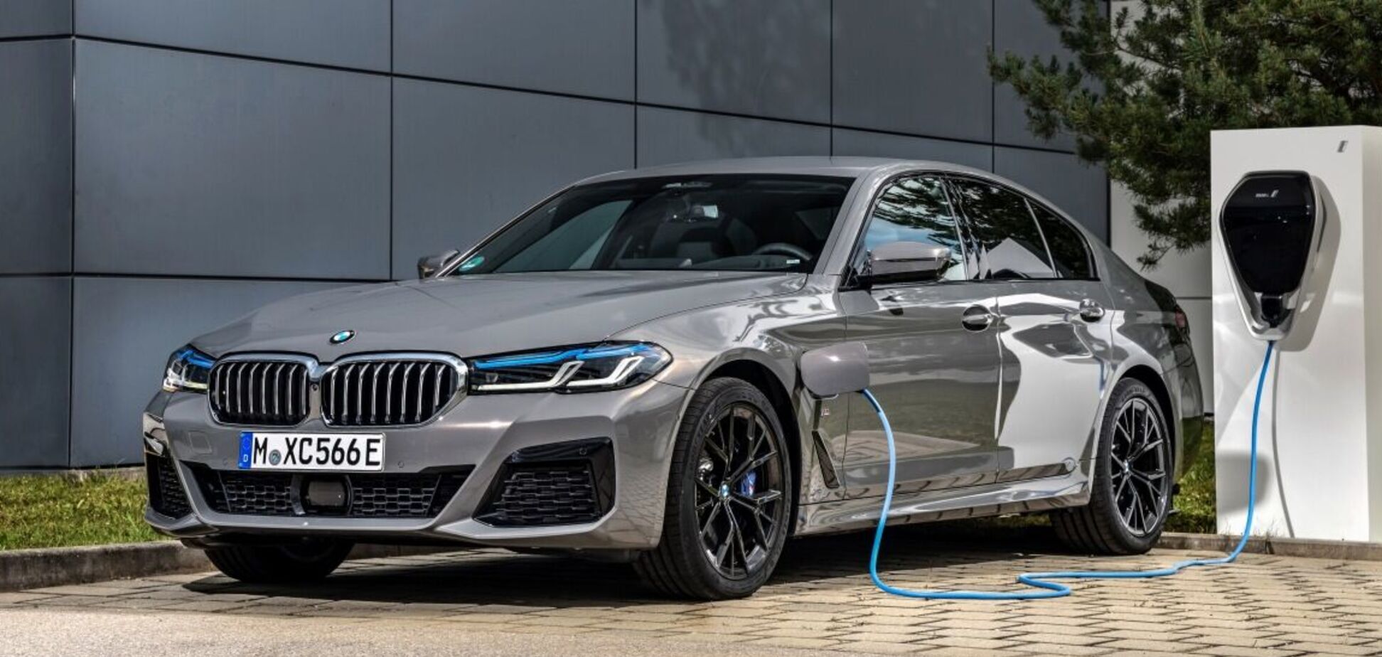Гібрид BMW 5 Series здивував низькою витратою палива. Фото: BMW