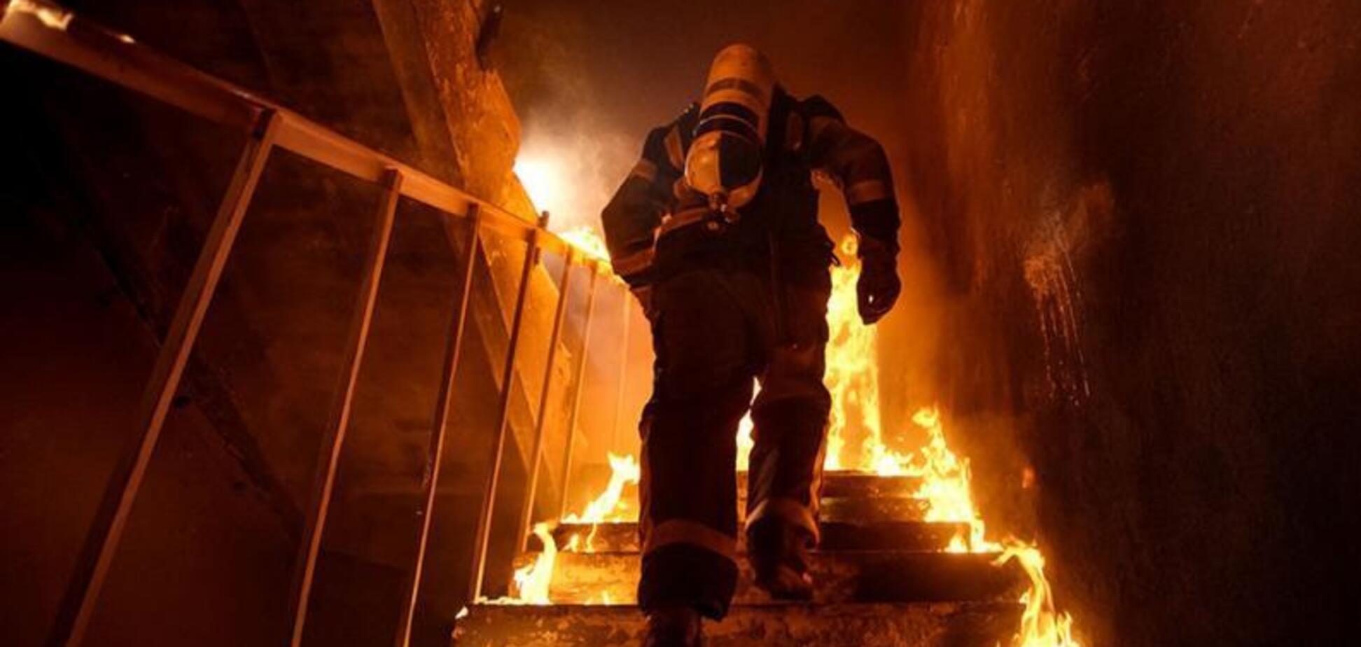 В Кривом Роге при пожаре в многоэтажке обгорел мужчина: пострадавший в реанимации