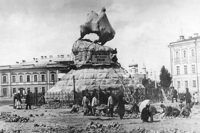 Памятник Богдану Хмельницкому в Киеве перед открытием