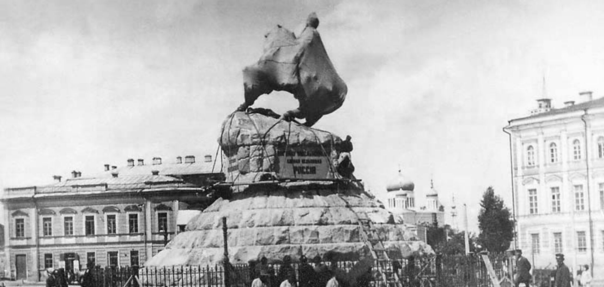 Пам'ятник Богдану Хмельницькому у Києві перед відкриттям