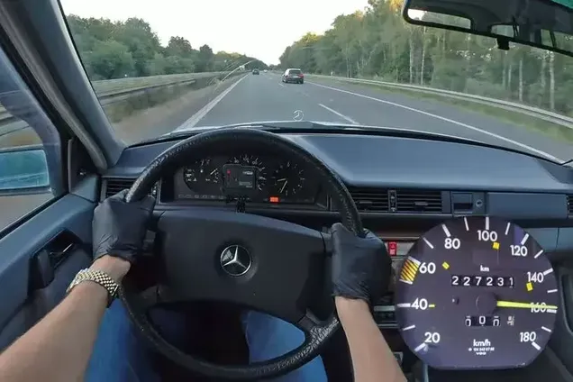 30-летний Mercedes разогнали до максимальной скорости.