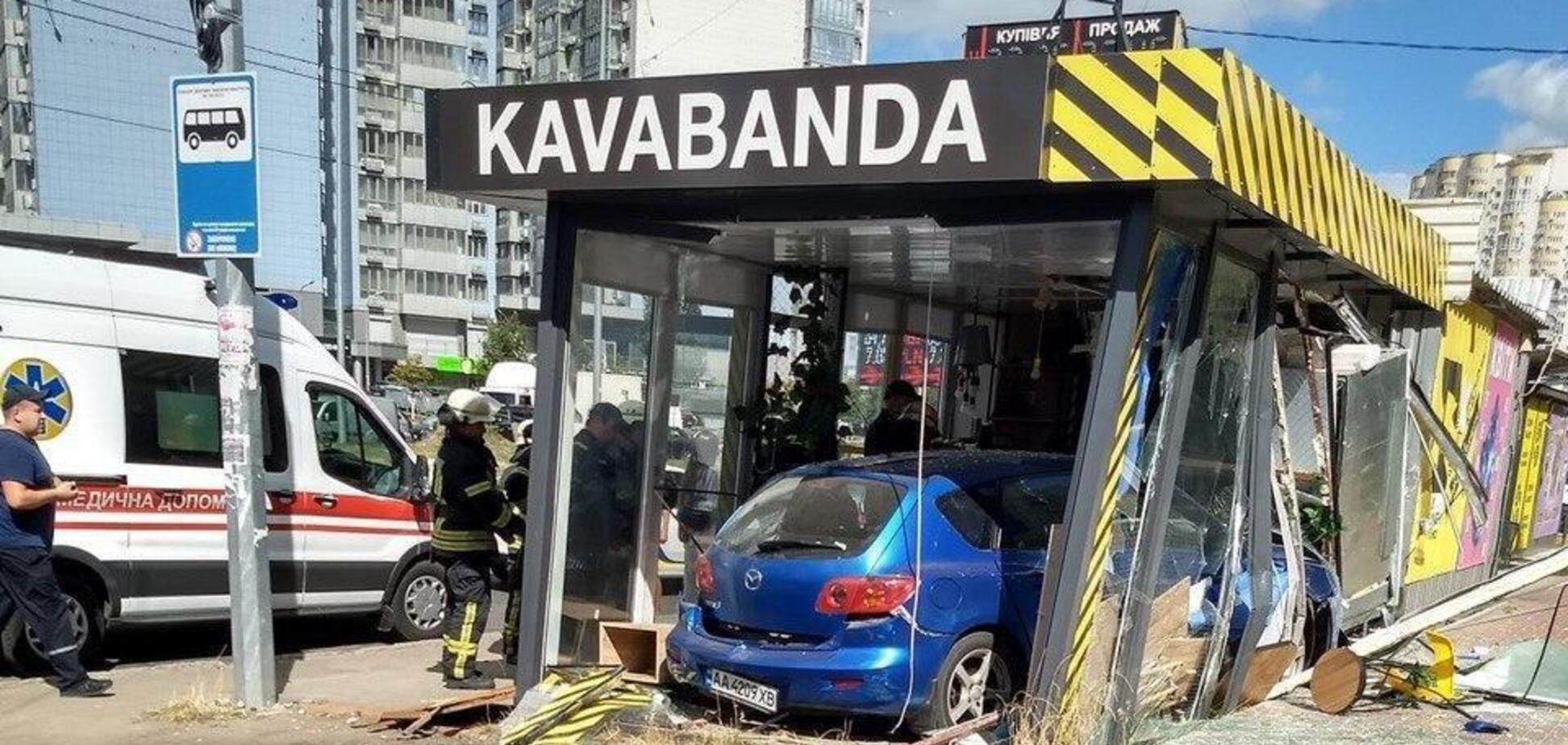 В Киеве авто после ДТП влетело в кафе