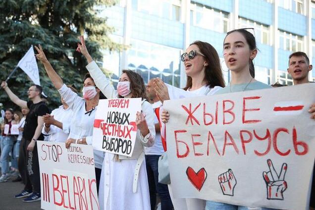 Наибольший телерадиохолдинг Беларуси объявил о забастовке: туда срочно прибыл ОМОН