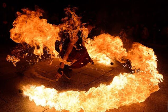 В Одессе девушка подожгла себя на фаер-шоу
