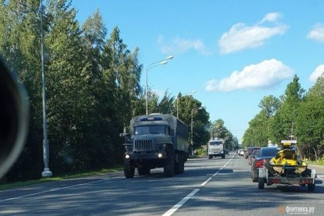 У Росії в напрямку Білорусі зафіксували колону військової техніки (фото: Фонтанка)