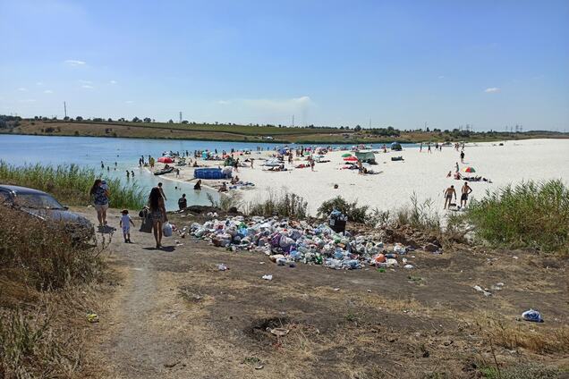 'Вільногірські Мальдіви' на Дніпропетровщині перетворили на сміттєзвалище. Фото