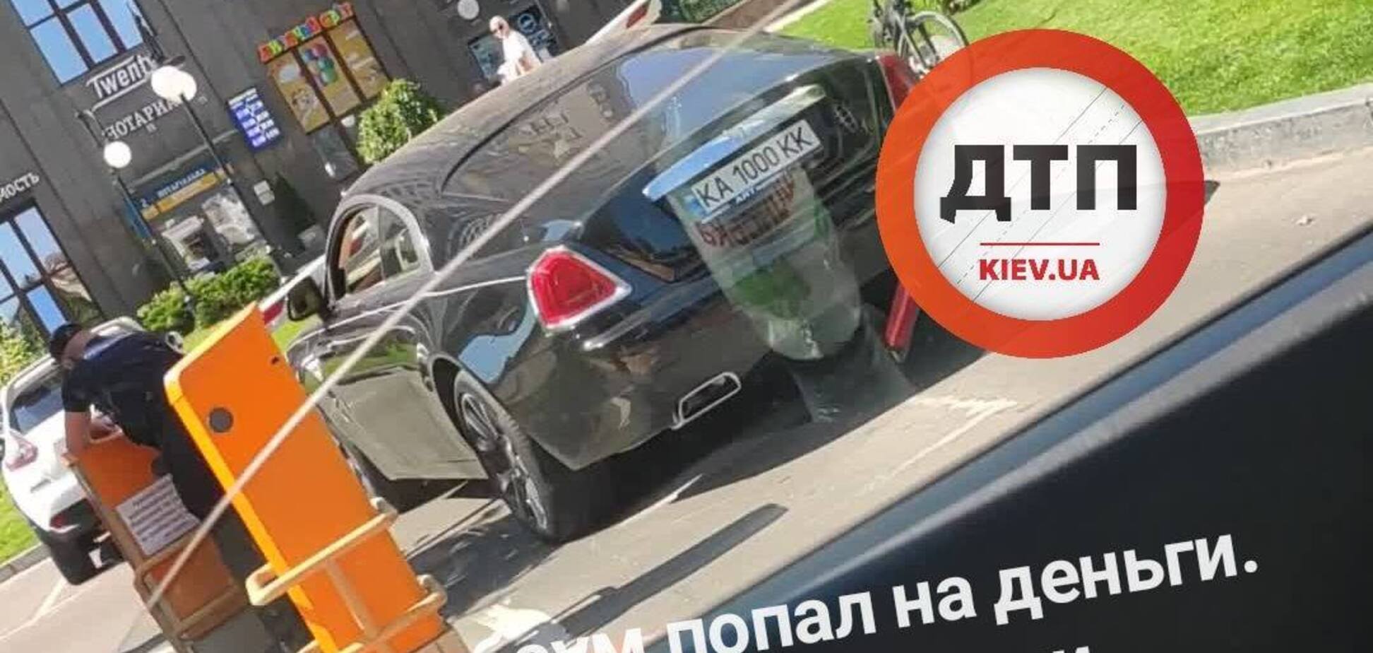 В Киеве шлагбаум упал и повредил Rolls-Royce за $400 000