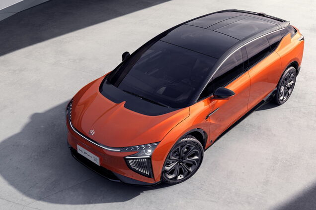 Китайці показали електричний кросовер з дверима в даху