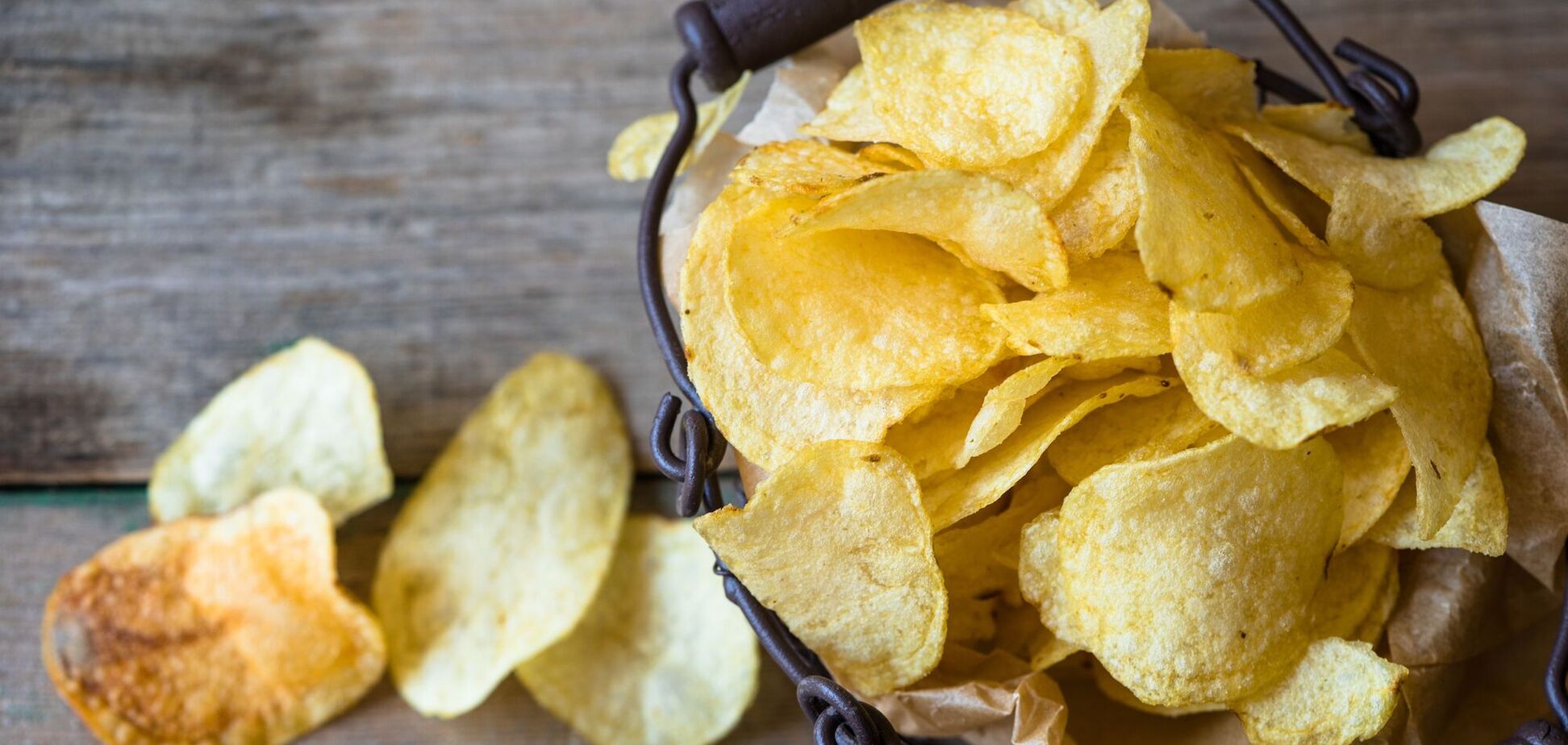 Первые чипсы создали случайно, а в СССР их ели с вареньем: ТОП фактов о популярном лакомстве