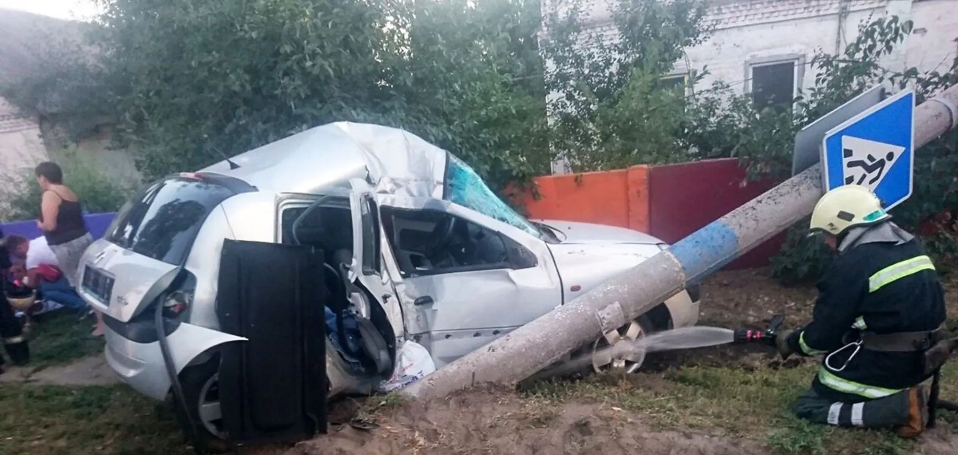 Під Дніпром авто з дітьми влетіло в стовп: одна пасажирка померла в лікарні. Фото