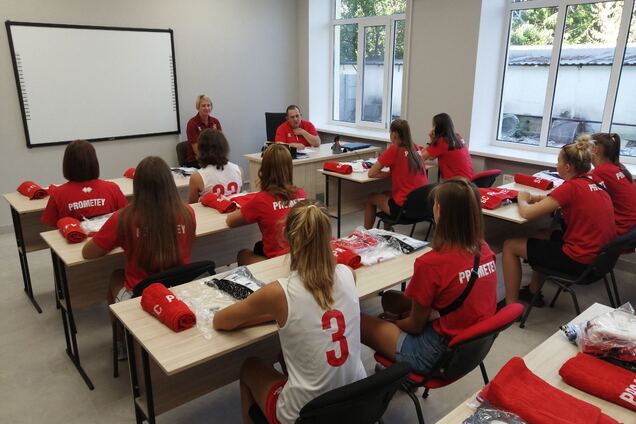 Академия волейбола СК 'Прометей' встретила первых учениц. Видео