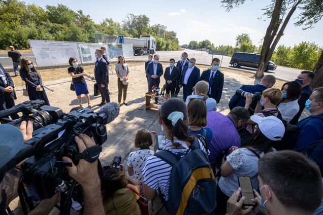 Взвешивать фуры на дорогах будет СБУ, – Зеленский