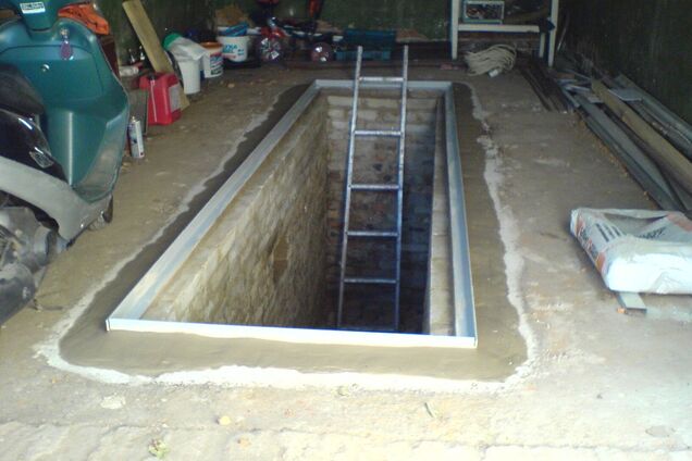 В Днепре в смотровую яму упали двое мужчин: закончилось трагедией