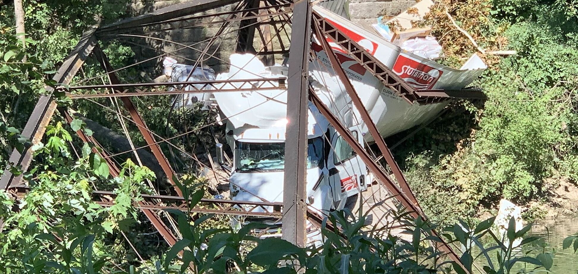 Огромный грузовик разрушил мост и провалился в реку. Фото: Twitter Ashley Eddy KRCG 13