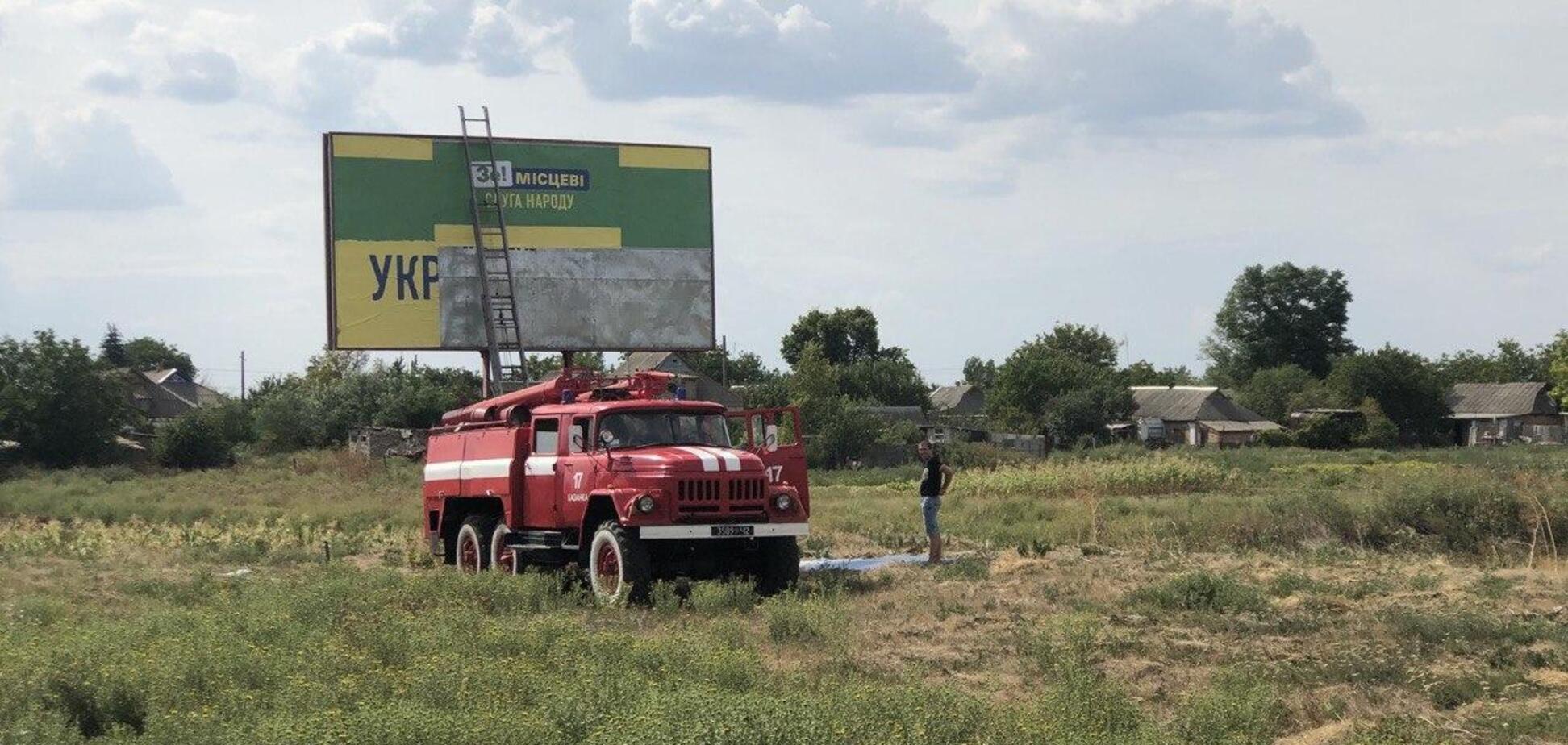 Для расклейки рекламы 'Слуги народа' задействовали пожарную машину