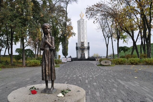 'Дівчинку з колоском' біля музею Голодомору в Києві понівечили вандали (фото: 2gis.ua)