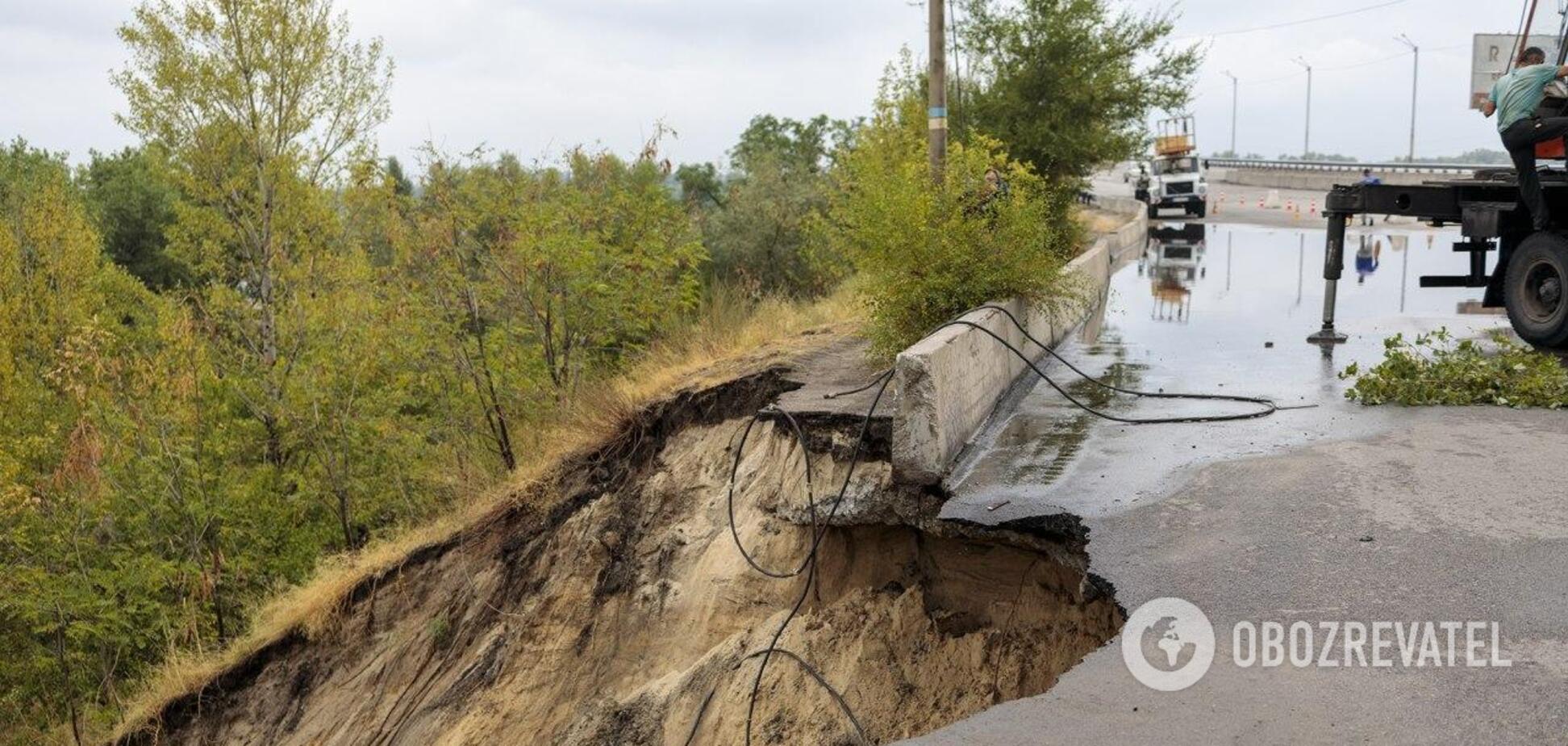 У Кам'янському міст через Дніпро не пережив дощу і обвалився: влада заявляла, що він міцний