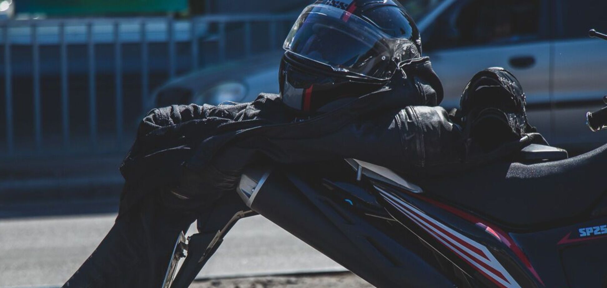 У Дніпрі п'яний пішохід потрапив під колеса мотоцикла. Фото