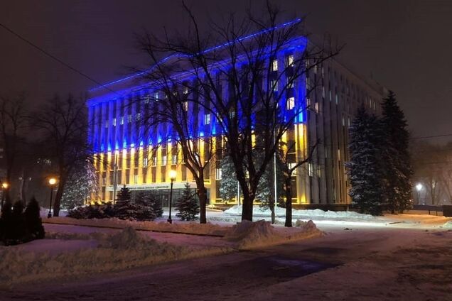 У мережі згадали, як будівлю Дніпропетровської ОДА перетворили на найбільший прапор України