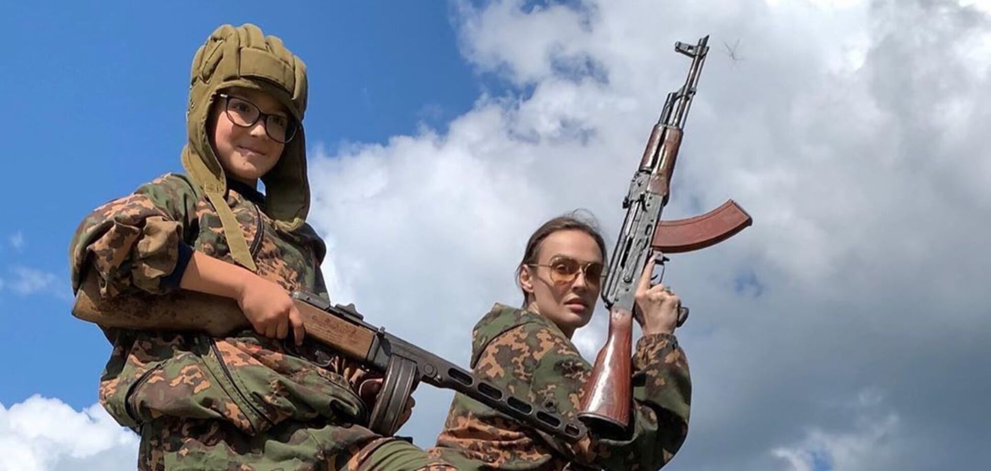 Водонаева взяла в руки автомат и высмеяла Лукашенко с сыном. Фото