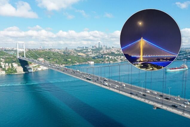 Мосты через Босфор 24 августа подсветили цветами Украины