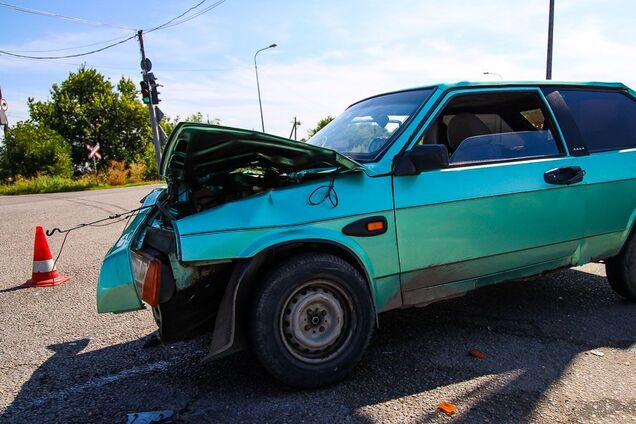 У Дніпрі в результаті ДТП постраждала дівчина: відео моменту аварії