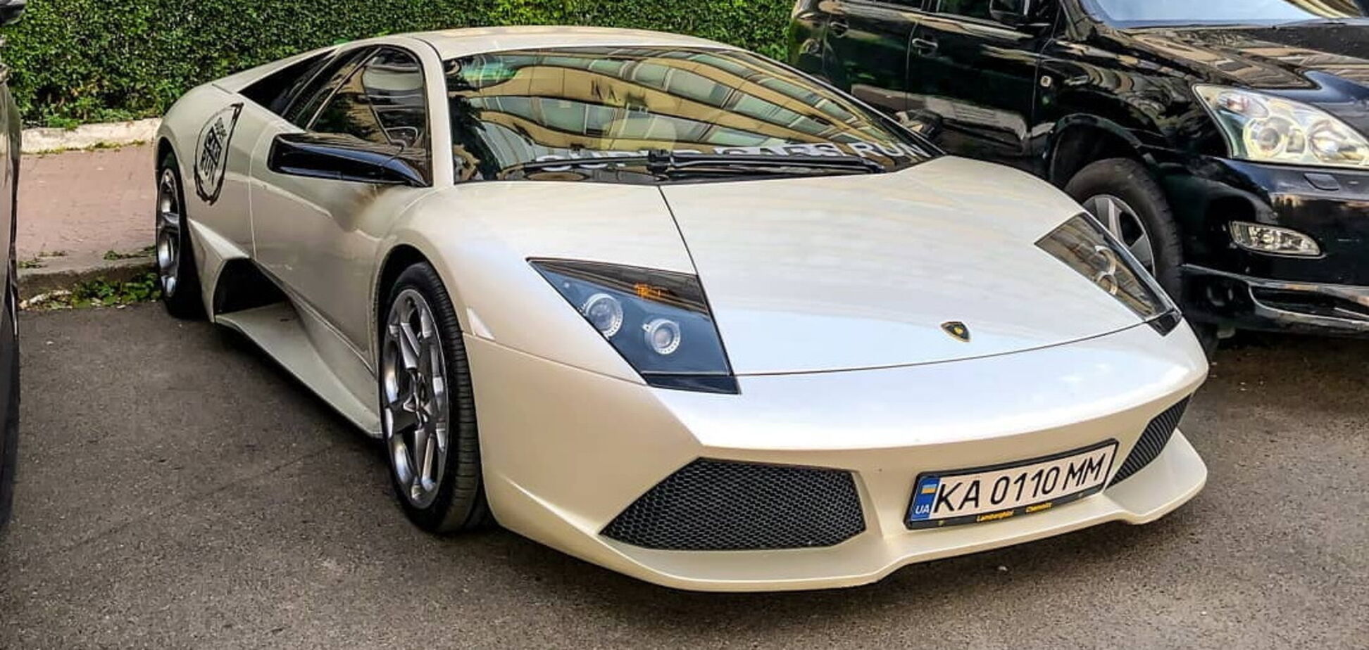 Легендарную Lamborghini за €200 000 засняли в одном из дворов Киева