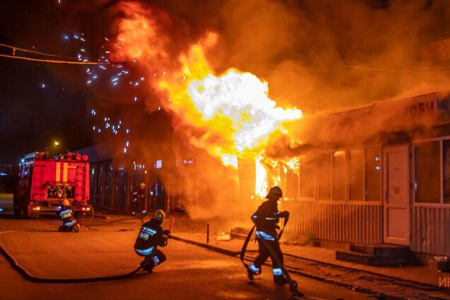 В Днепре на Шолохова сгорели несколько киосков. Фото с места ЧП