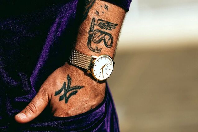 Чоловік оглух і почав сліпнути через татуювання: лікарі знайшли причину