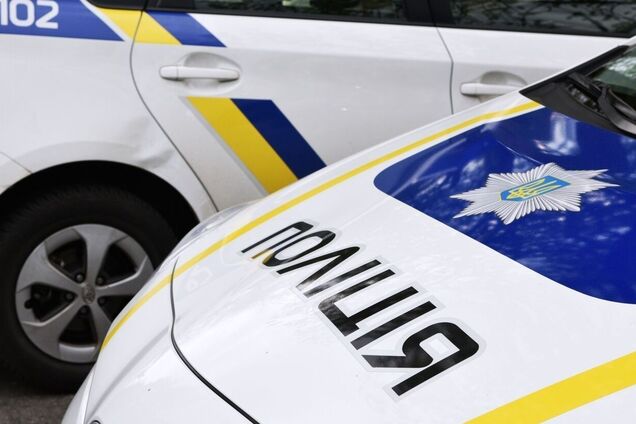 В центре Днепра мужчина устроил драку и разбил патрульное авто. Видео