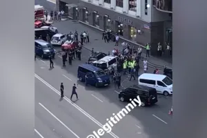 Момент "погрузки" террориста в автомобиль СБУ