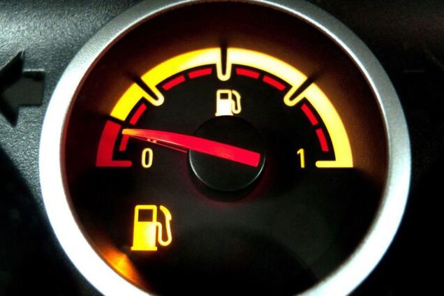 Сколько машина может проехать 'на лампочке': на примере 3-х разных авто