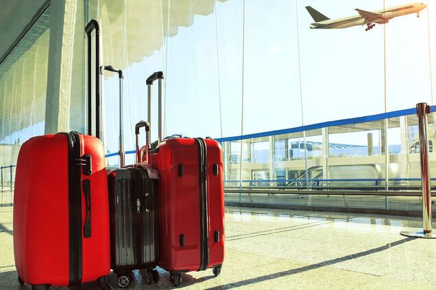 Стало известно, почему грузчики в аэропорту 'швыряют' багаж путешественников