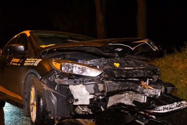 В Днепре иномарка влетела в дерево: есть пострадавший