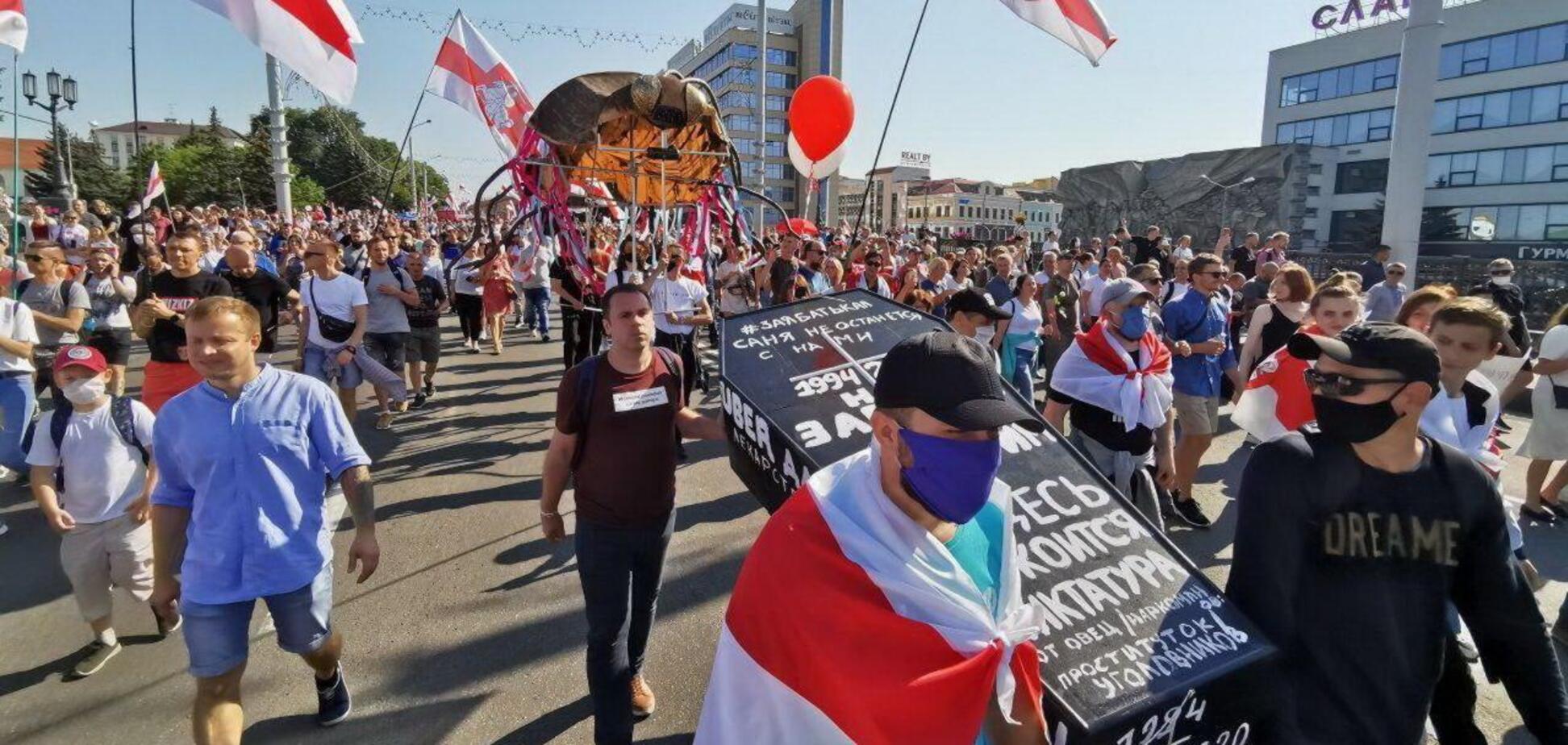 Білоруси подарували на день народження Лукашенку труну, вінки і гарбузи