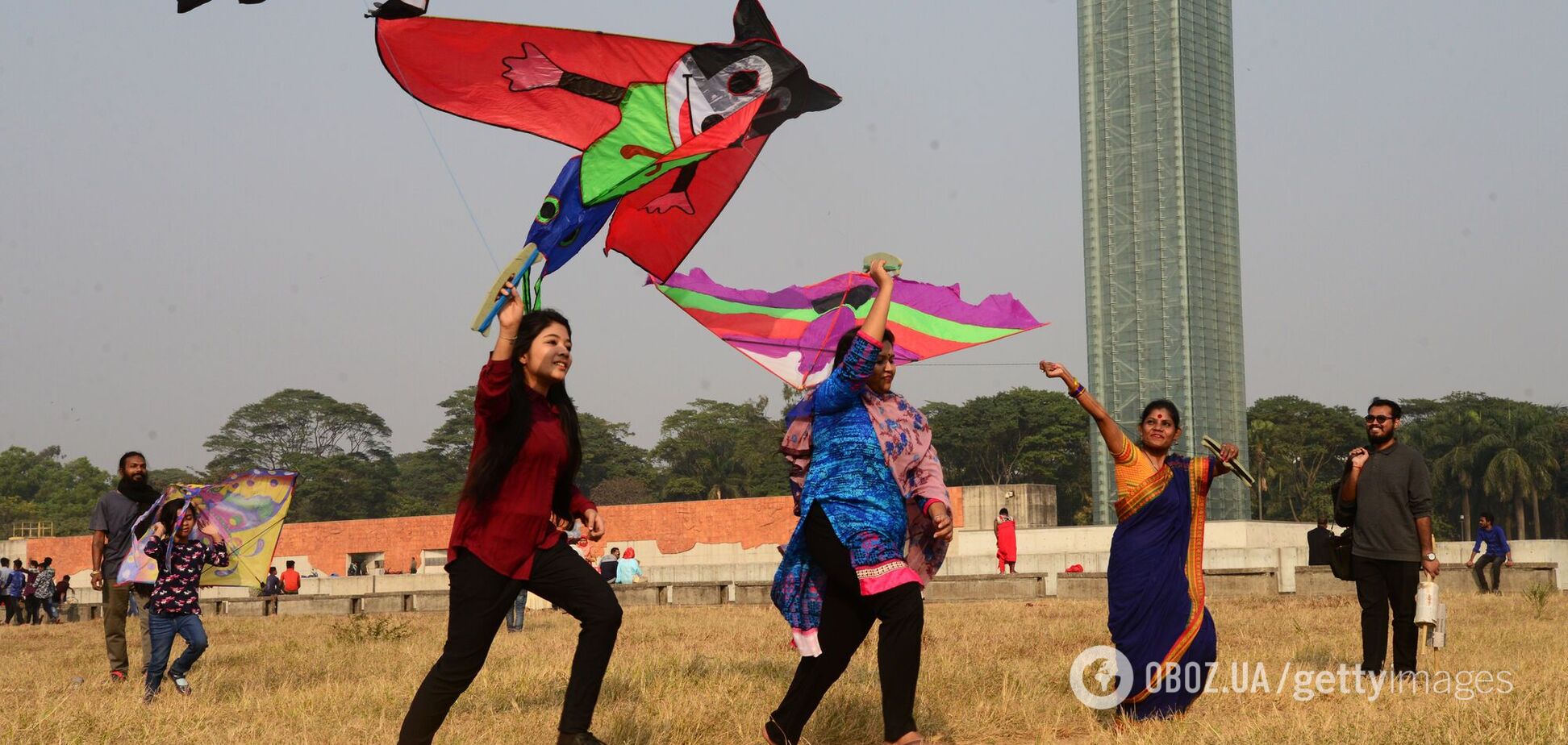 Большой воздушный змей поднял ребенка в небо