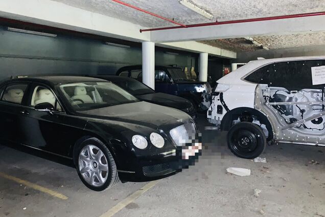 На заброшенном заводе нашли Bentley и еще несколько авто