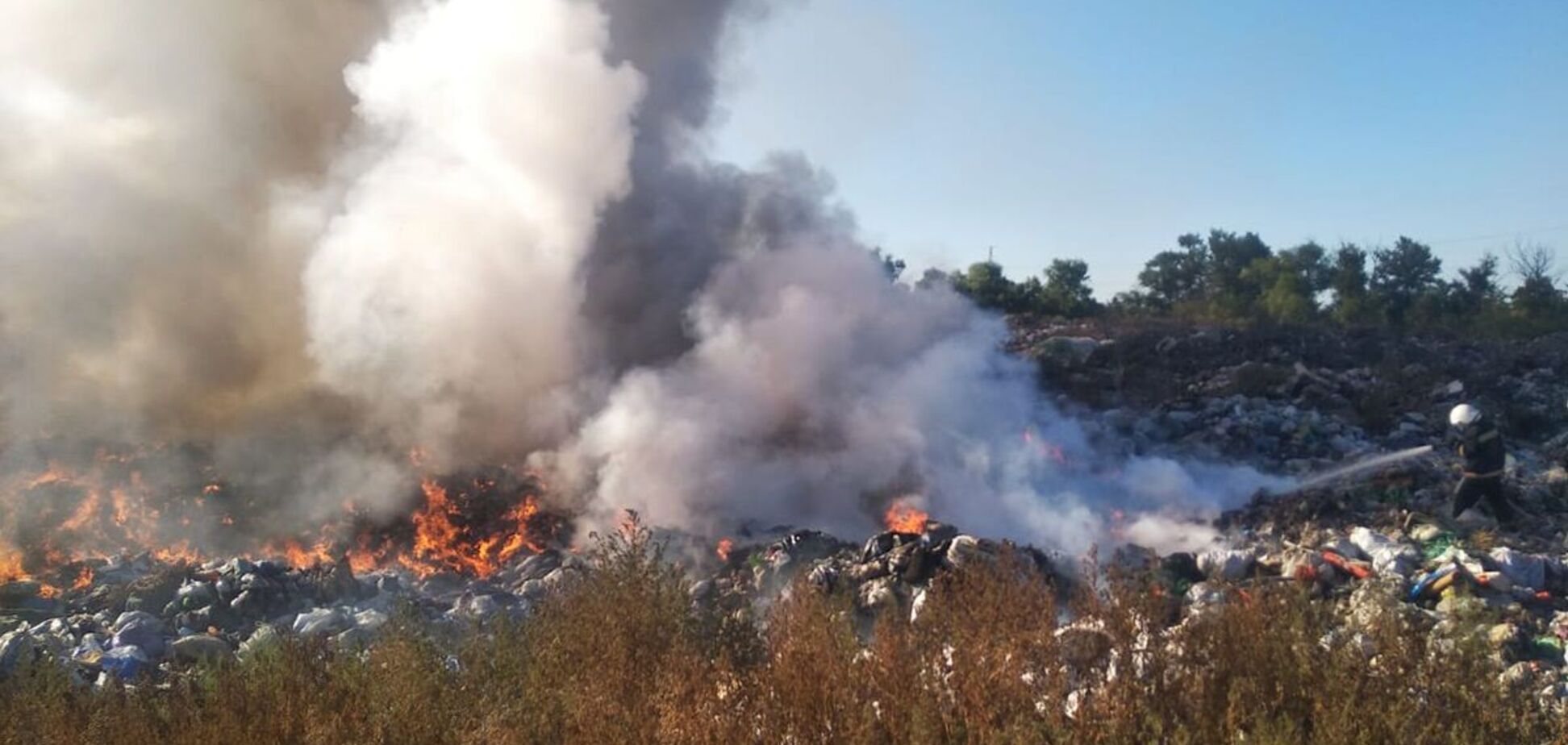 На Днепропетровщине более 6 часов тушили крупный пожар на свалке. Фото