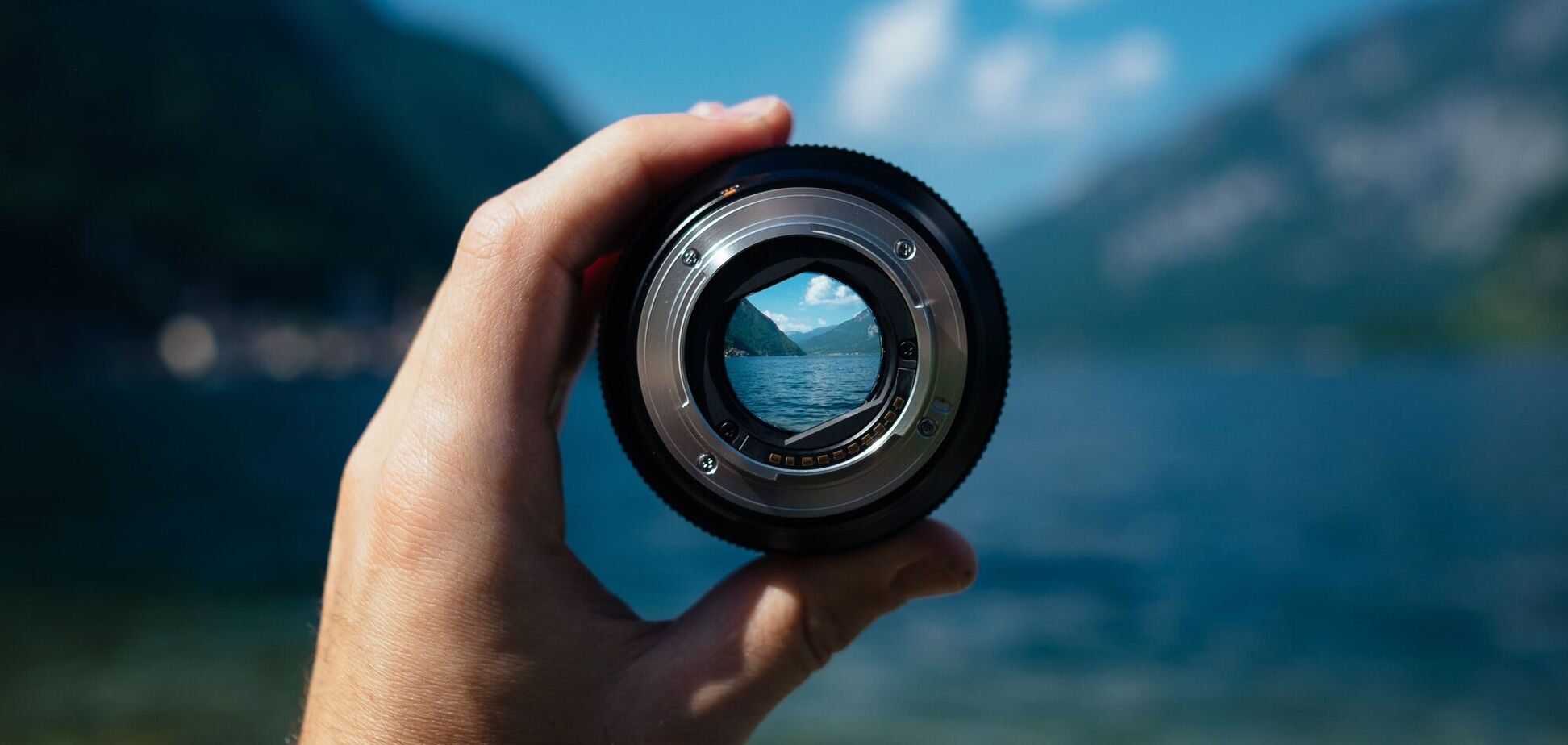 Благодаря оптической иллюзии можно увидеть цвета на черно-белом фото