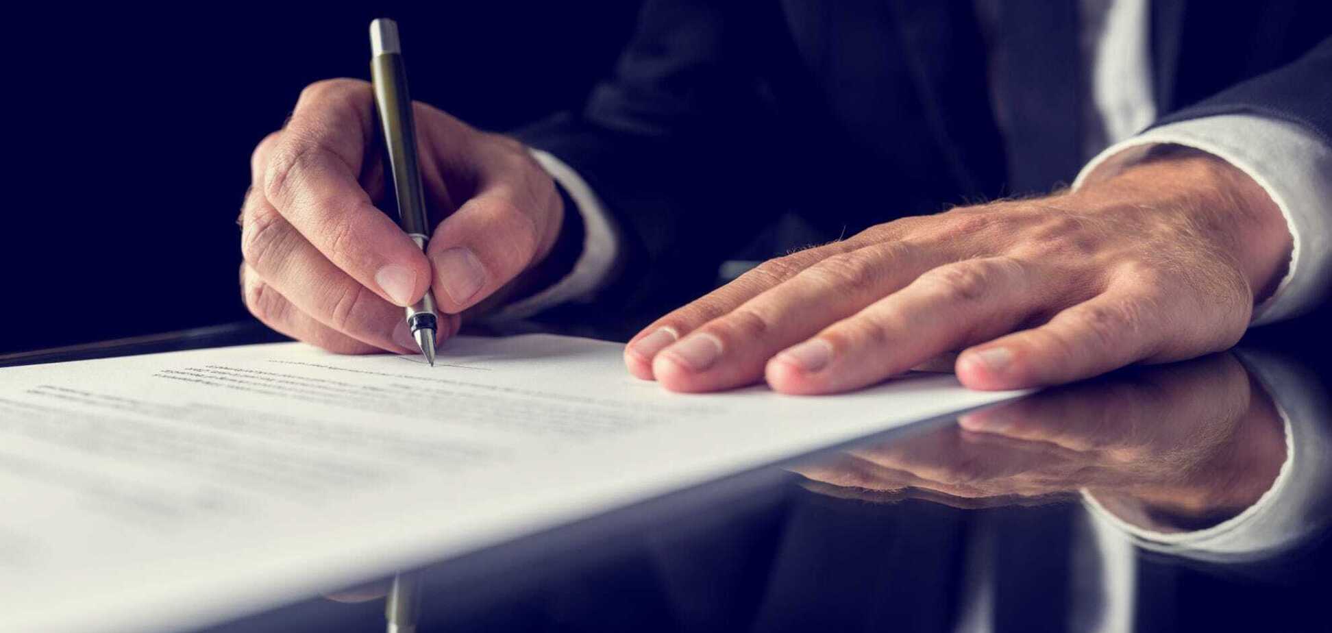 Подписание законопроектов об экологическом контроле грозит новыми коррупционными скандалами. Фото: LexInform