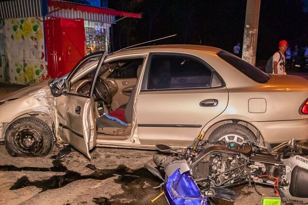 В Днепре мотоцикл на скорости влетел в легковушку: есть погибший и пострадавшая. Фото