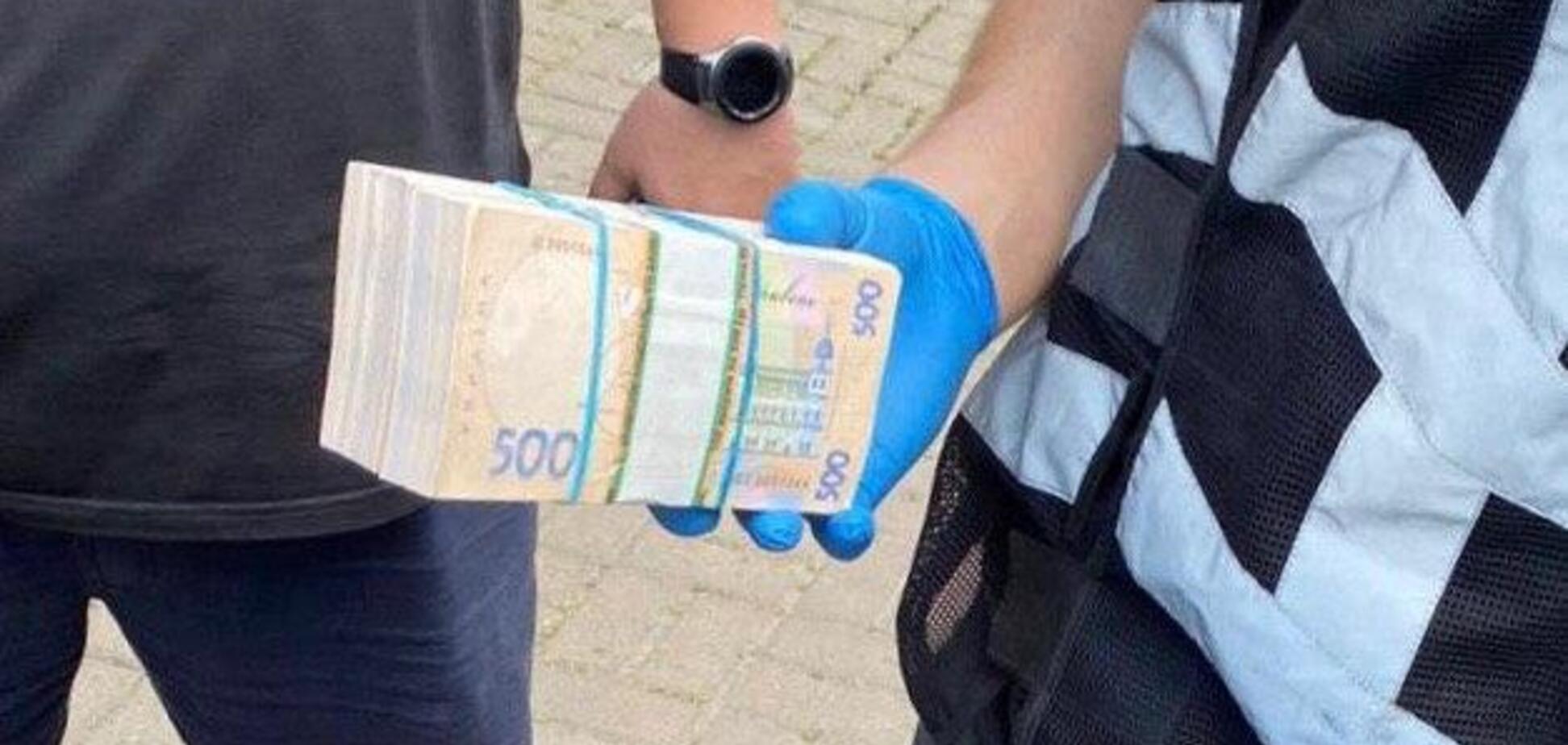 Службовця КОДА спіймали на хабарі у 200 тисяч грн