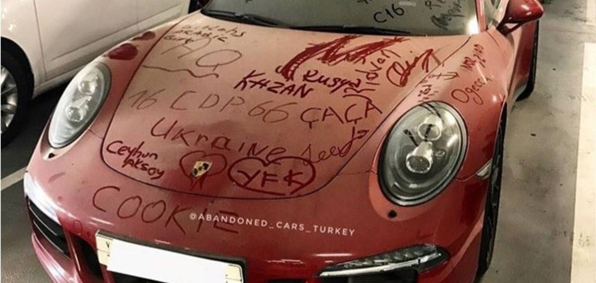 На Porsche 911 знайшли українські написи. Фото: topgir.com.ua