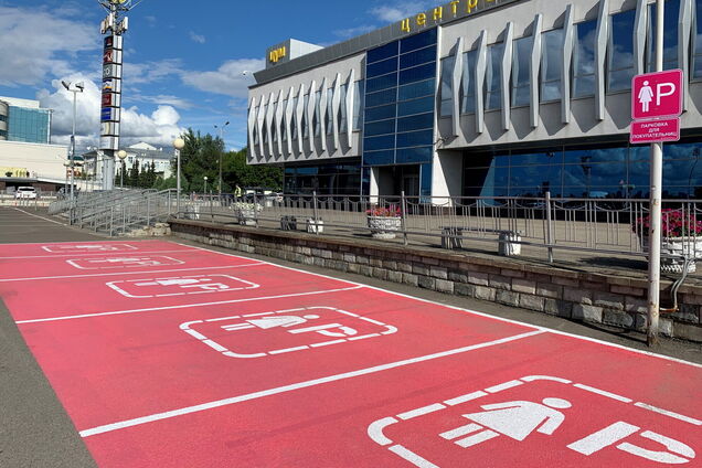 У Росії зробили паркувальні місця для жінок: вони рожеві й набагато ширші