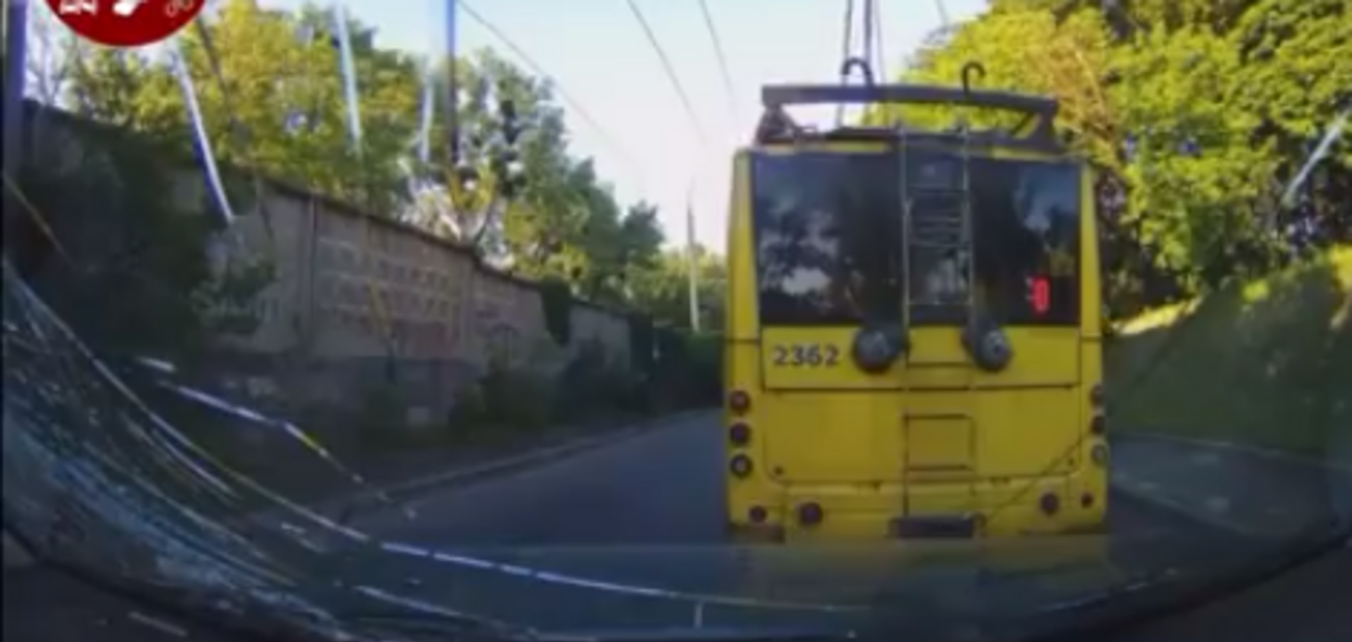 В Киеве троллейбус 'рассыпался' на ходу