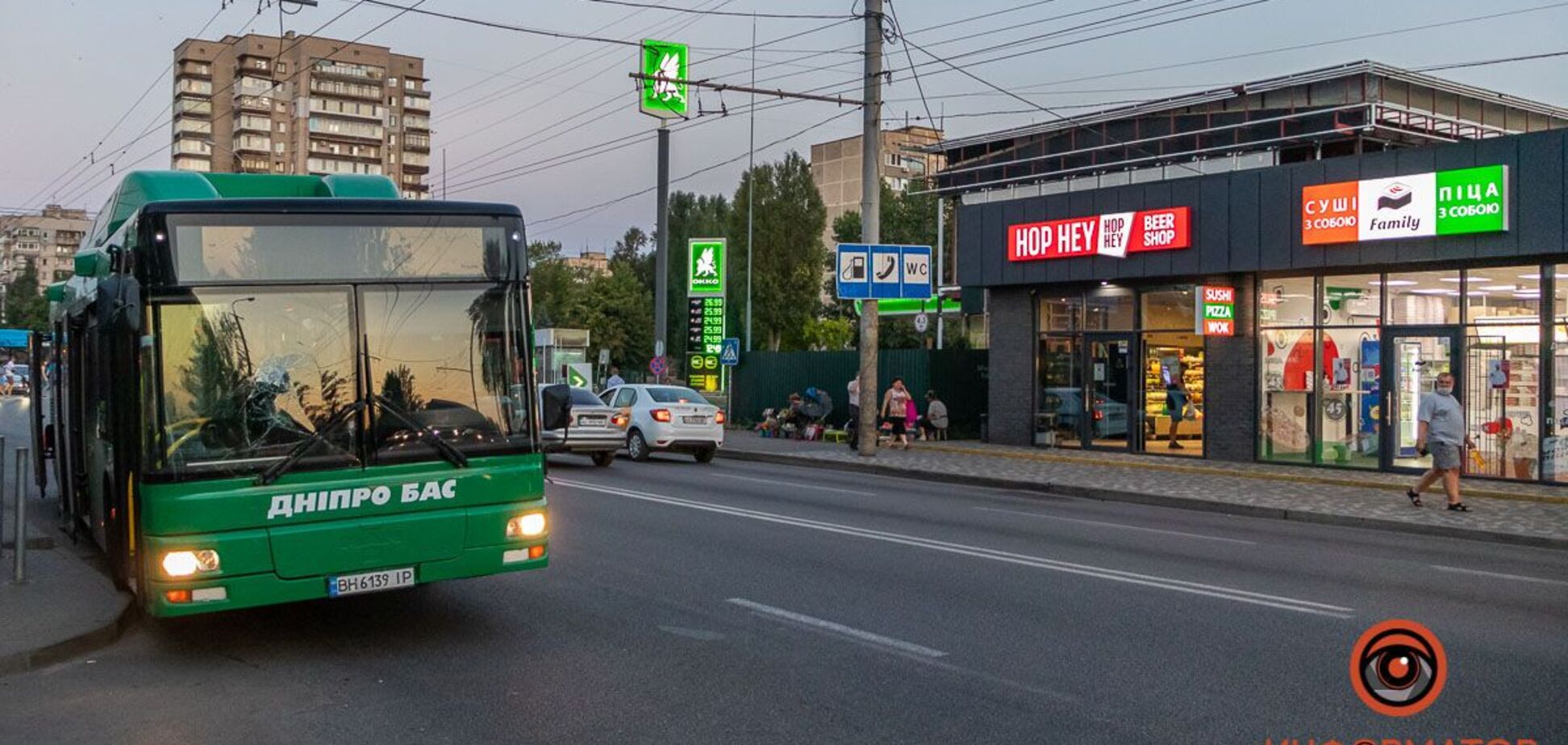У Дніпрі авто 'підрізало' автобус з пасажирами: є постраждалі