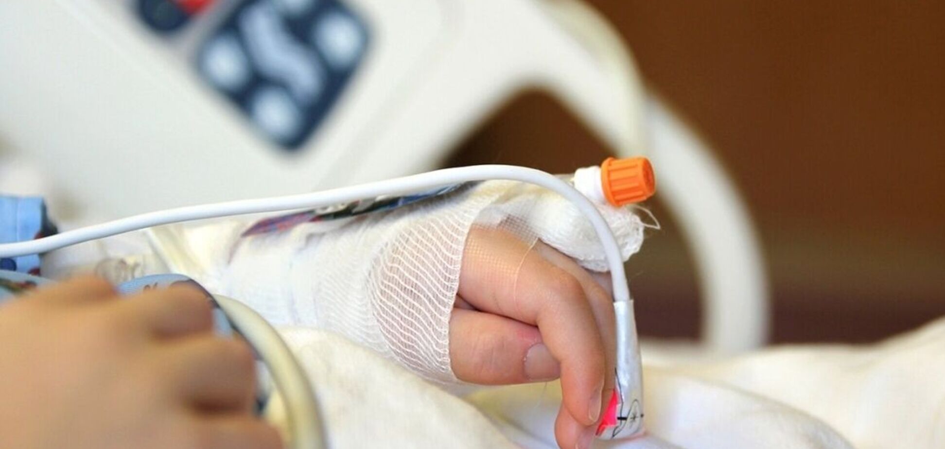 У Маріуполі померла 2-річна дівчинка, яку госпіталізували із синцями: спливла правда про захворювання
