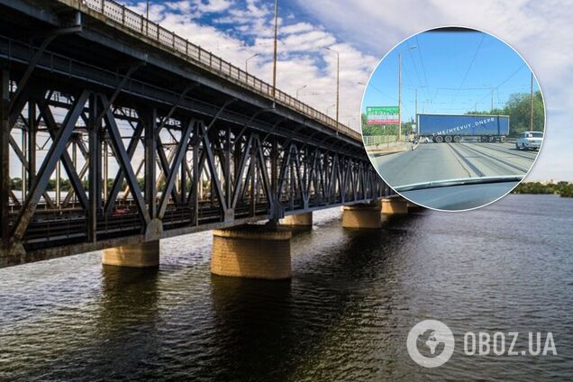 У Дніпрі фура застрягла поперек мосту: утворився величезний затор. Фото і відео